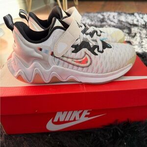 Nike Kids White and Black Zigzag Sneakers